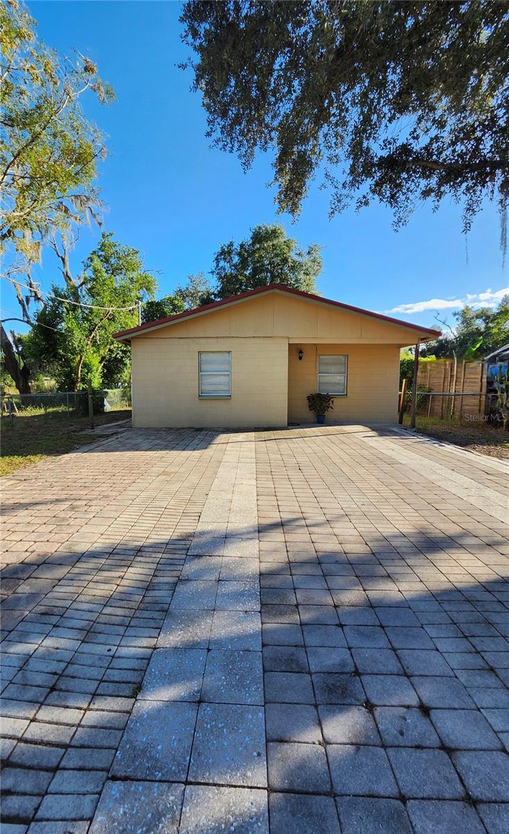 Welcome to 3311 Spooner Dr, a hidden gem in the heart of Plant City — perfect for investors or anyone looking to build equity! This property offers endless potential whether you’re planning a fix-and-flip, rental investment, or future resale
Located in a quiet, established neighborhood, this home sits on a spacious lot.
Don’t miss your chance to own this promising property and make it shine!