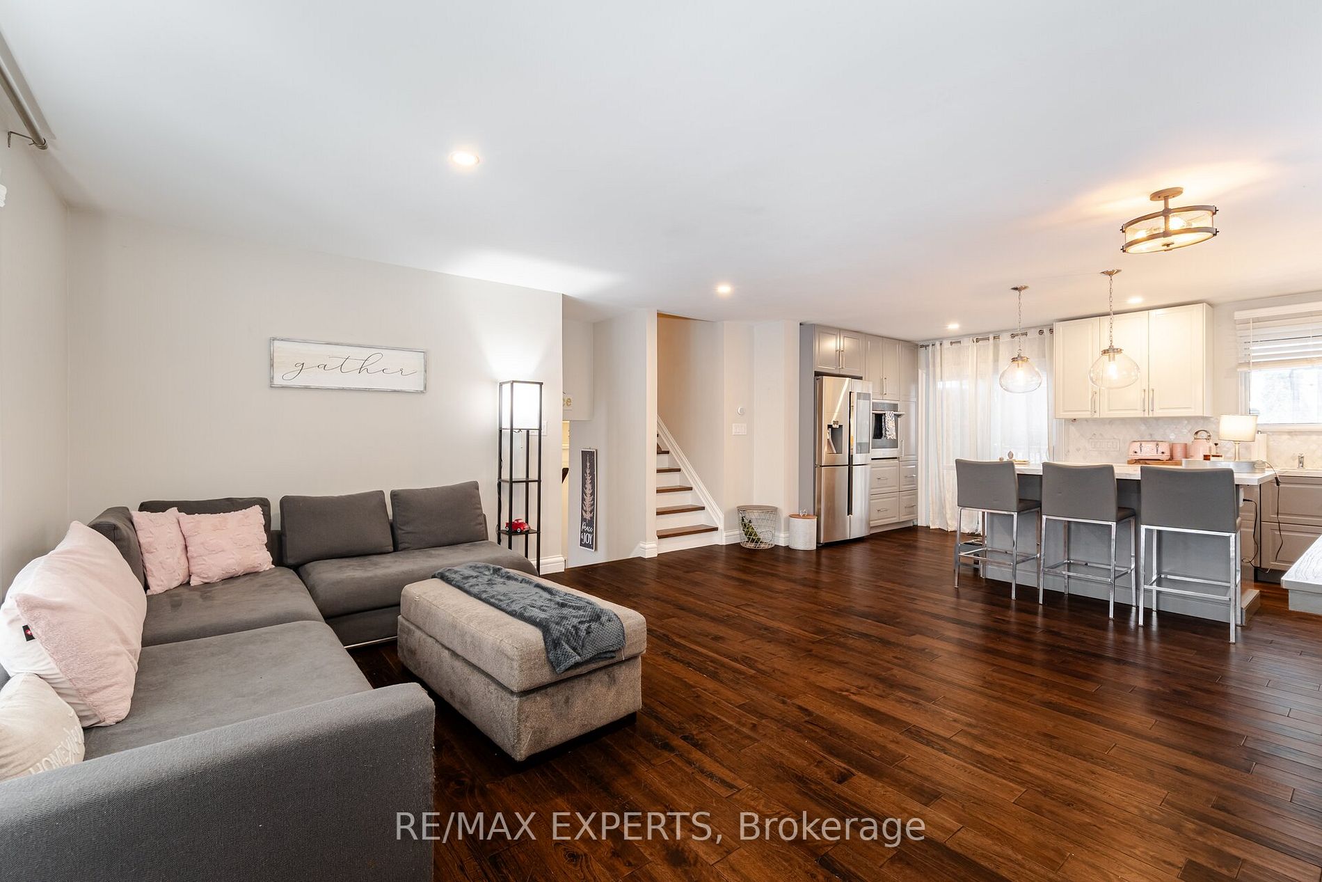 92 Ambleside Dr