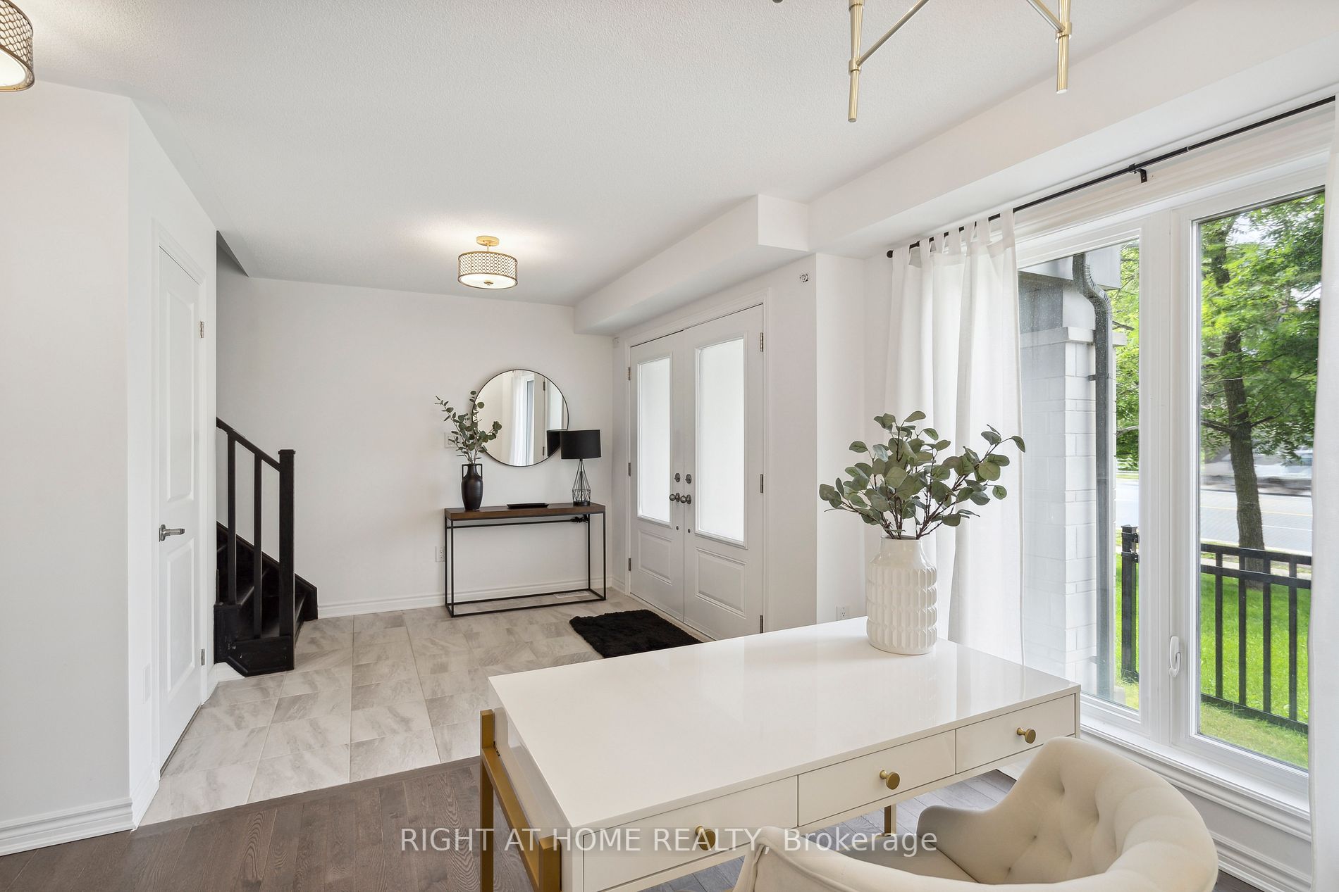2495 Littlefield Cres