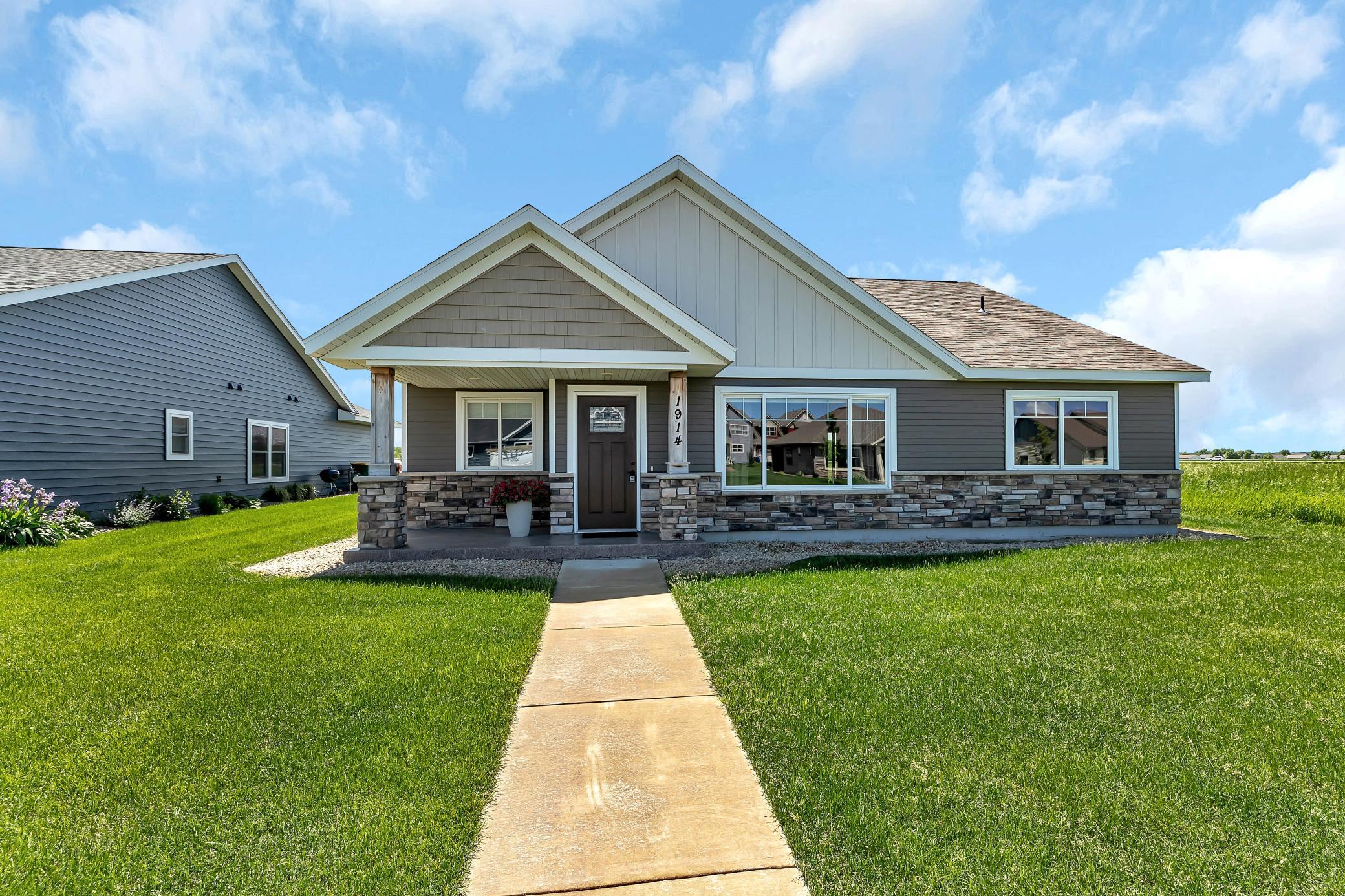 1914 Sandstone Loop S