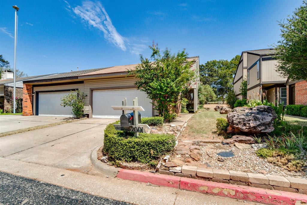 Spacious 3-bedroom, 2.5-bath home offering 1,973 sq ft in a great Edmond location! Recent updates include new flooring throughout the downstairs, new kitchen countertops, backsplash and sink, plus new stainless steel appliances. The property also features a 2-car garage and driveway parking for 2 additional vehicles. Ideally situated backing to the south end of KickingBird Golf Course and the community garden, offering a fantastic combination of location, space, and recent updates!