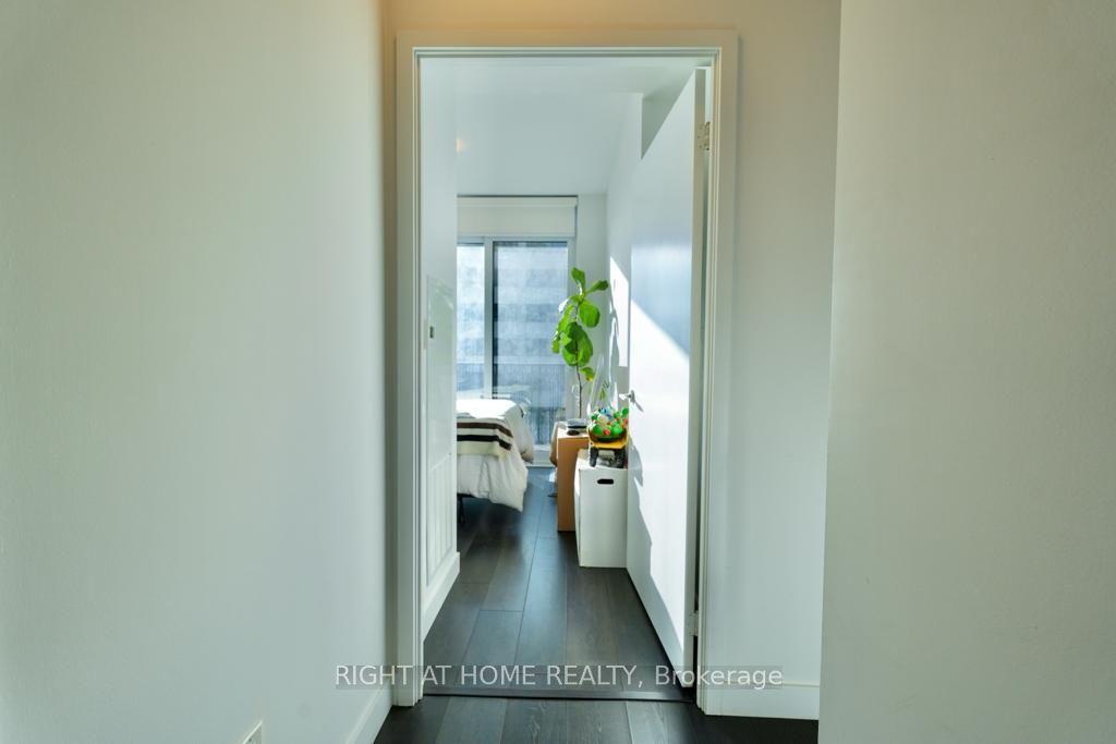 8 E Eglinton Ave 2705
