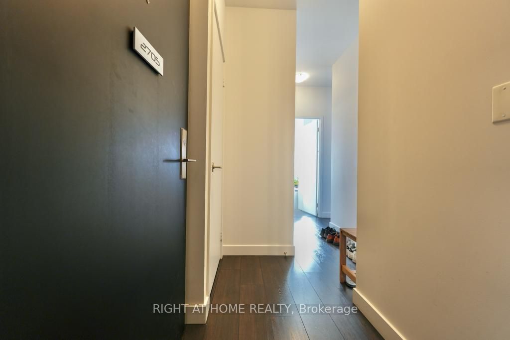 8 E Eglinton Ave 2705
