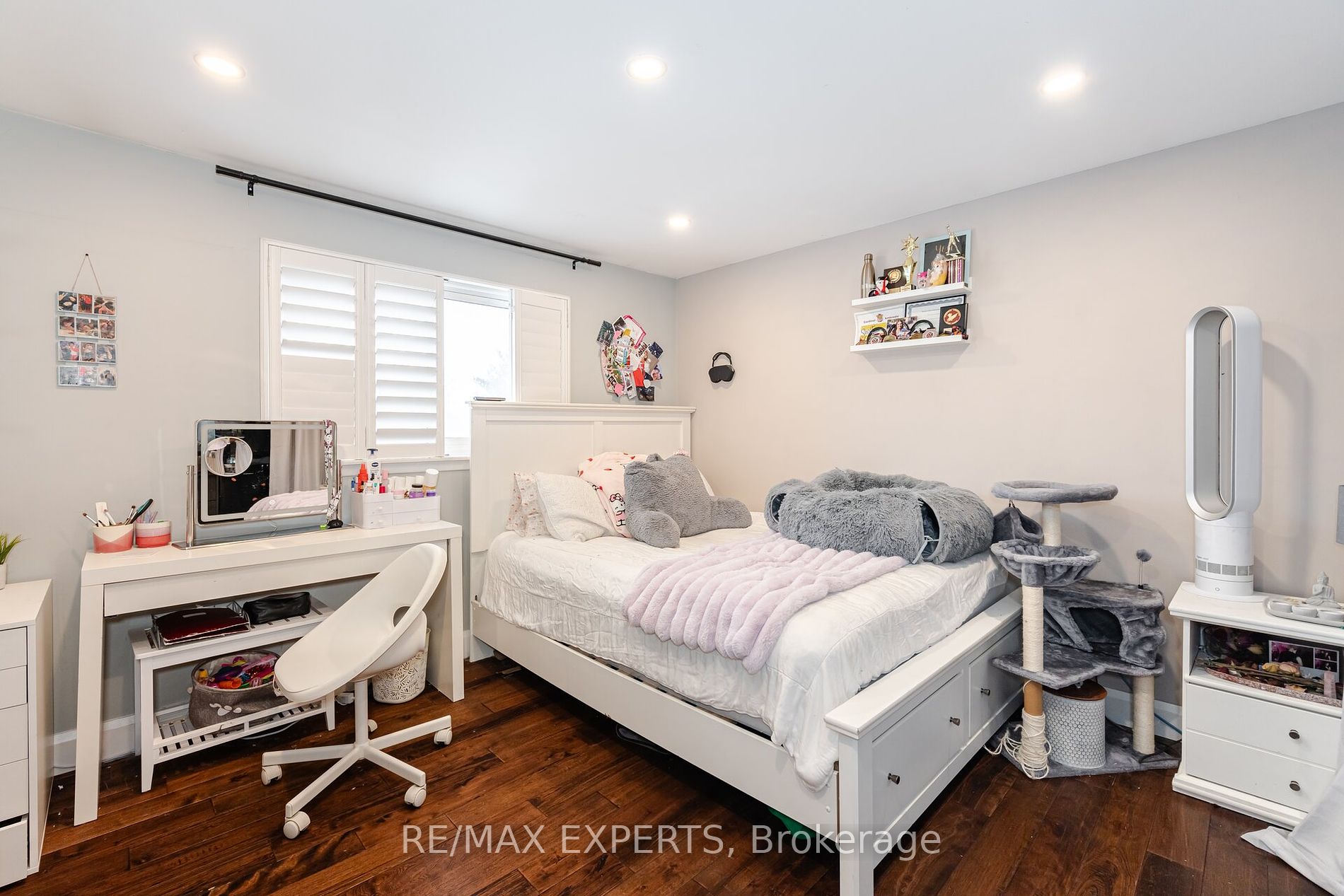 92 Ambleside Dr
