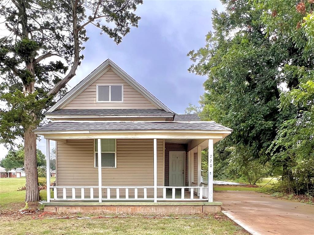 Beautiful home just minutes from the university — ideal for students, faculty, or anyone seeking a convenient location.
Currently tenant-occupied. Please allow a minimum of 48 hours’ notice for all showing requests. Seller holds an inactive real estate license and is related to the broker.
