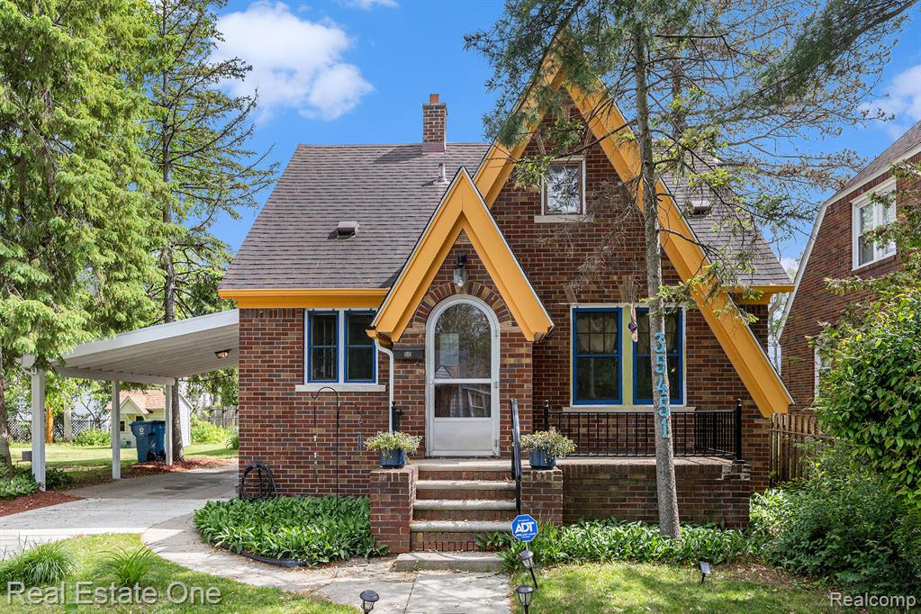 WELCOME TO THIS FABULOUS DOUBLE A-FRAME, ALL BRICK HOME ON 3 LOTS!   YOU'RE GOING TO LOVE THAT THERE IS SO MUCH CHARACTER IN THIS HOME.  BEAUTIFUL HARDWOOD FLOORING THROUGHOUT. GALLEY KITCHEN WITH GRANITE COUNTERTOPS  OPENS TO THE FAMILY ROOM.  ALL APPLIANCES STAY.  ENJOY YOUR UPDATED BATHROOM WITH RAINSHOWER SHOWERHEAD. OPEN FLOORPLAN. 2 BEDROOMS ON THE ENTRY LEVEL. PRIMARY BEDROOM UPSTAIRS IS VERY SPACIOUS. TONS OF WINDOWS ALLOW THE NATURAL LIGHT TO SHINE THROUGHOUT!  THERE IS A HUGE GARAGE, PLUS A PLAYHOUSE FOR THE KIDS!  ENJOY A BAR-B-QUE  IN THE BACKYARD ON YOUR DECK AND AFTER DINNER,    PLENTY OF ROOM TO RUN, PLAY AND HAVE GRAND PARTIES WITH THE 2 OTHER ATTACHED GRASSY KNOLL LOTS INCLUDED IN THE SALE. GREAT LOCATION, CLOSE TO FREEWAYS, SHOPPING, ETC.  CHECK IT OUT!
