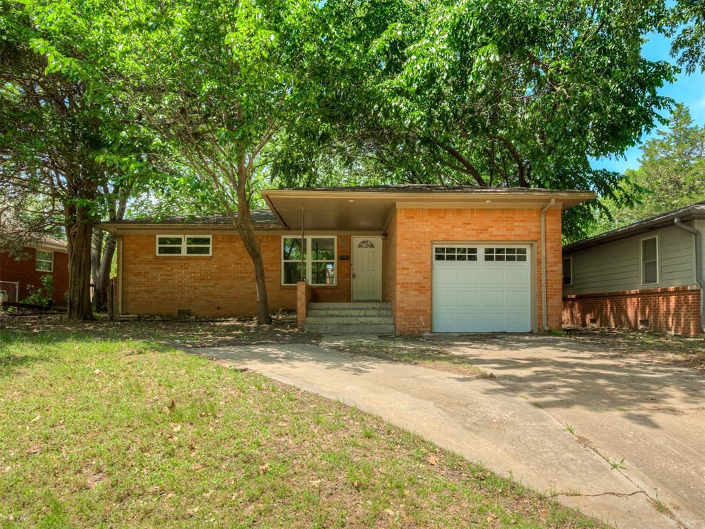 Looking to rent? You’ll love this charming 2-bedroom, 1-bath home over 800 sq ft. Stylish updates you'll love include granite countertops, a brand-new stove, and a modern tile backsplash. You’ll love the convenience of being just a short walk to OU campus, Reaves Park, and Campus Corner. With cozy living spaces and easy access to all Norman has to offer, you’ll love calling this place home.