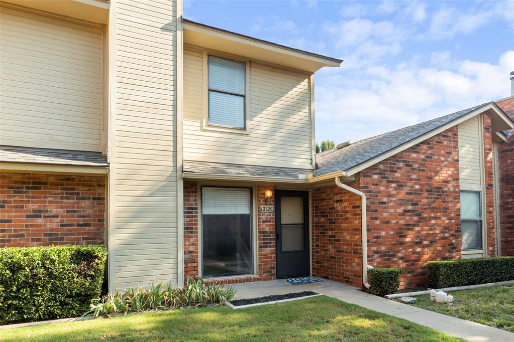 Discover this beautifully maintained 3-bedroom, 2&#189;-bathroom townhouse offering 1,552 sq ft of thoughtfully designed living space. Built in the early 1980s, this home features a cozy fireplace, open common areas, and the convenience of multiple stories for both privacy and functionality.
Its prime location places it within walking distance to top-rated schools—including North High School (9/10), Sequoyah Middle (5/10), and Ida Freeman Elementary (3/10)—as well as nearby shopping, dining, and local amenities.
Perfect for families, first-time homebuyers, or as a great investment opportunity, this townhouse delivers the best of Edmond living in a quiet, well-established neighborhood. Don’t miss your chance to make this your home!