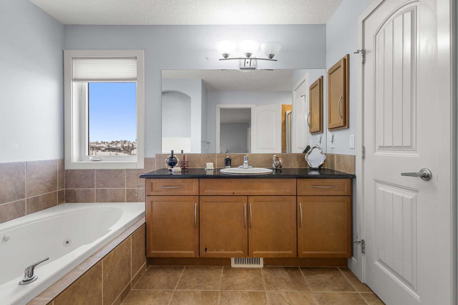 86 Royal Ridge Mount NW