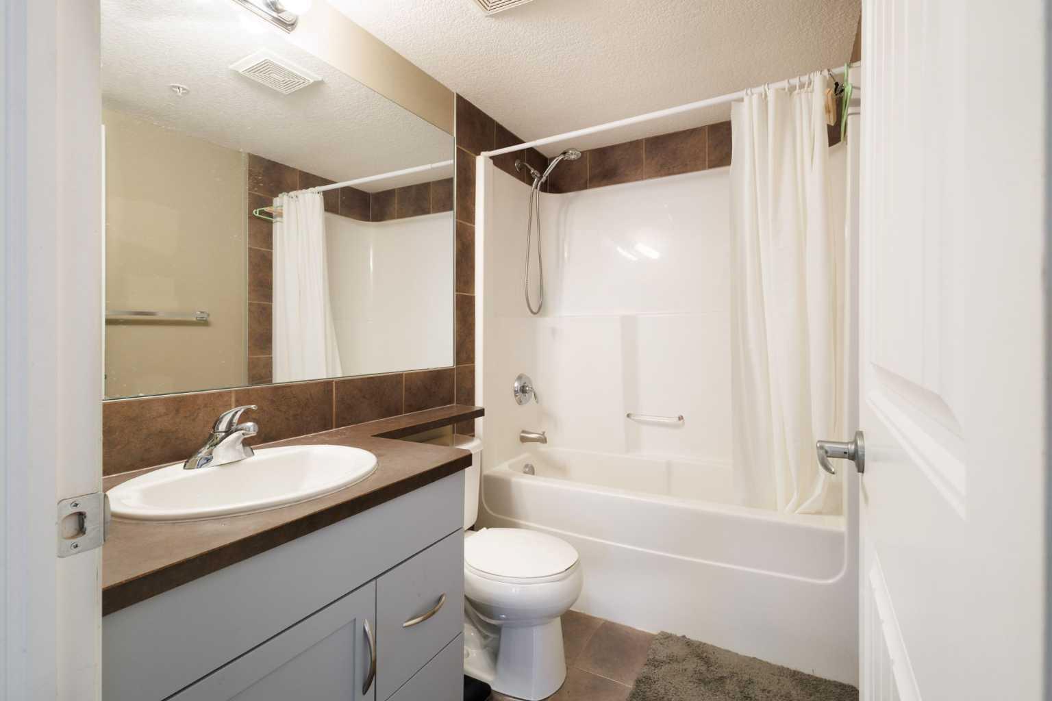 31 Country Village Manor NE 4301