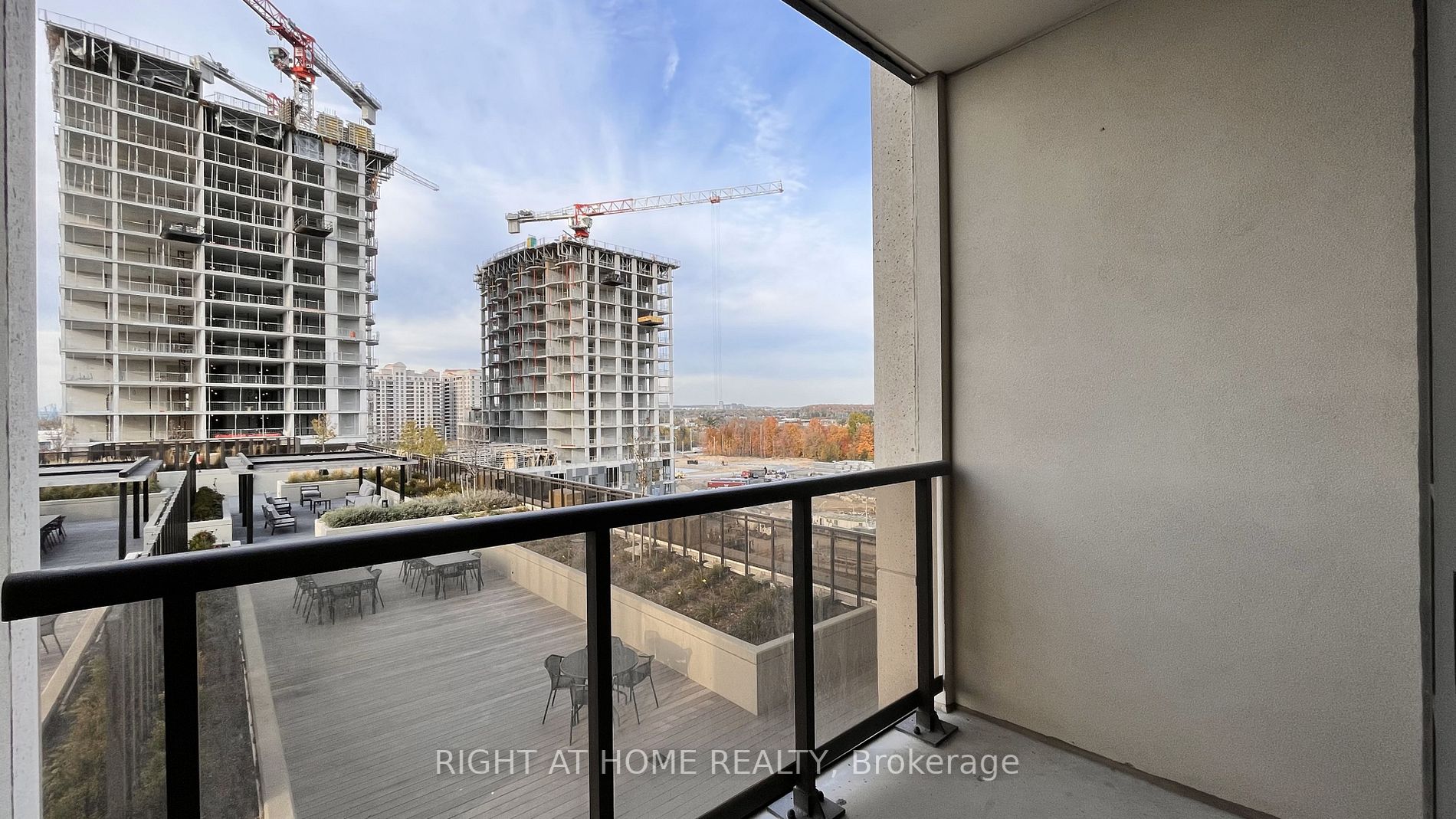 9085 Jane St 811