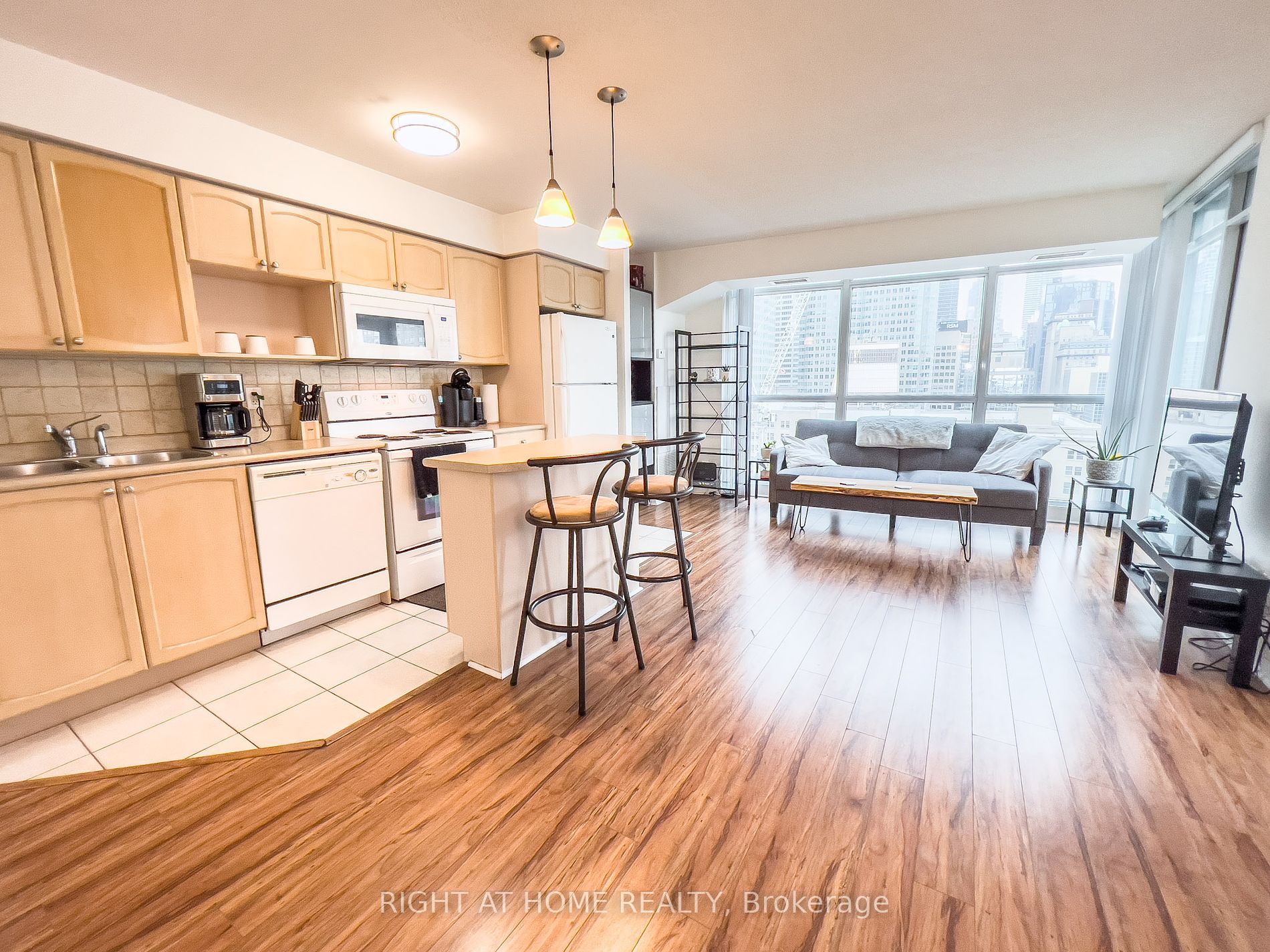18 Yonge St 1405