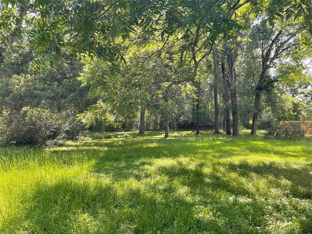 Residential lot in the popular Thousand Oaks Addition will create the perfect setting for your new home!  City utilities available.  It is a deed restricted area, but no HOA.  Not often do you find a suitable lot for new construction in an ESTABLISHED and BEAUTIFUL neighborhood like this!