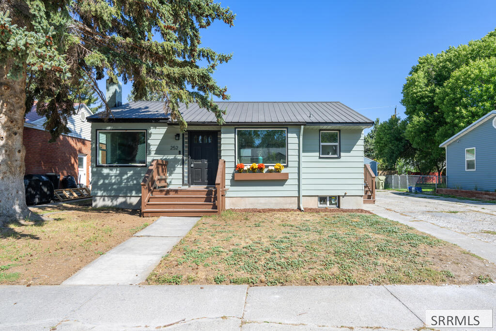 252 W 16th Street
