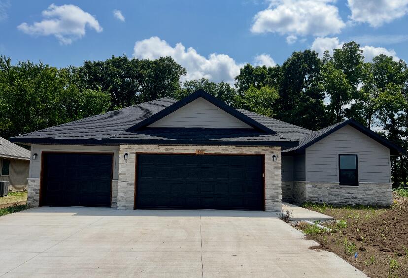 668 W Brook Hollow Road