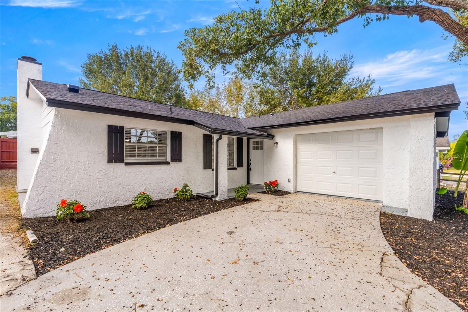 Move-in ready 3-bed, 2-bath beauty! Fully updated w/ brand new roof (2025), brand new HVAC (2025), all new luxury flooring, all new quartz countertops & elegant fireplace. Fresh paint, screened lanai, Minutes to beaches & Sponge Docks. Like-new without the price!