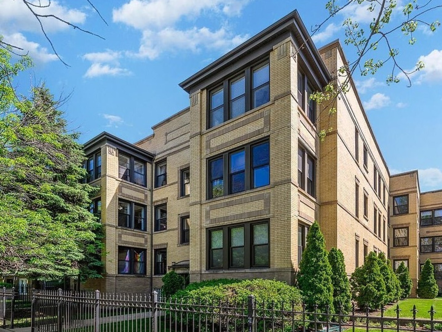 Welcome home to this meticulously updated bright and spacious 2 bed 2 bath condo. The large open living / dining area is perfect for entertaining or working from home. The kitchen is a chef's dream, featuring newer stainless steel appliances, 42" maple cabinets, and granite countertops. Enjoy the warmth of beautiful hardwood floors throughout the living spaces, adding both elegance and durability. The west-facing orientation floods the unit with natural light, creating a bright and inviting atmosphere. In unit laundry with newer W/D. Relax and entertain on the back deck, perfect for summer gatherings and al fresco dining. Conveniently located just steps away from the Kimball Brown line stop.