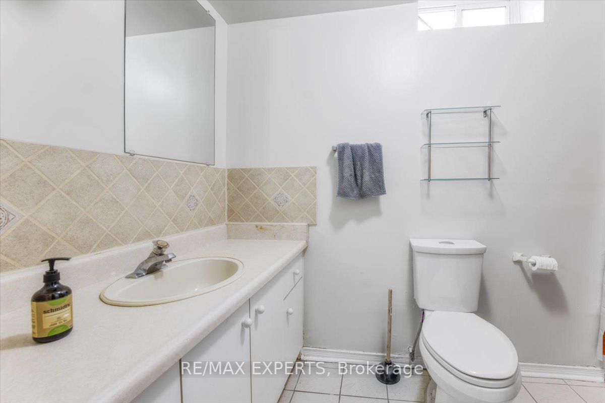 15 Woodlot Cres