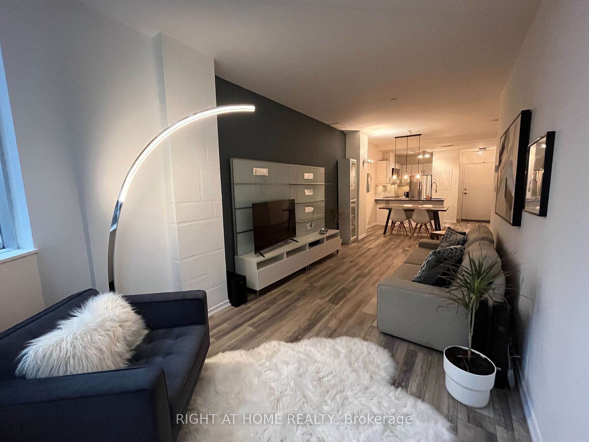 393 King St 1106