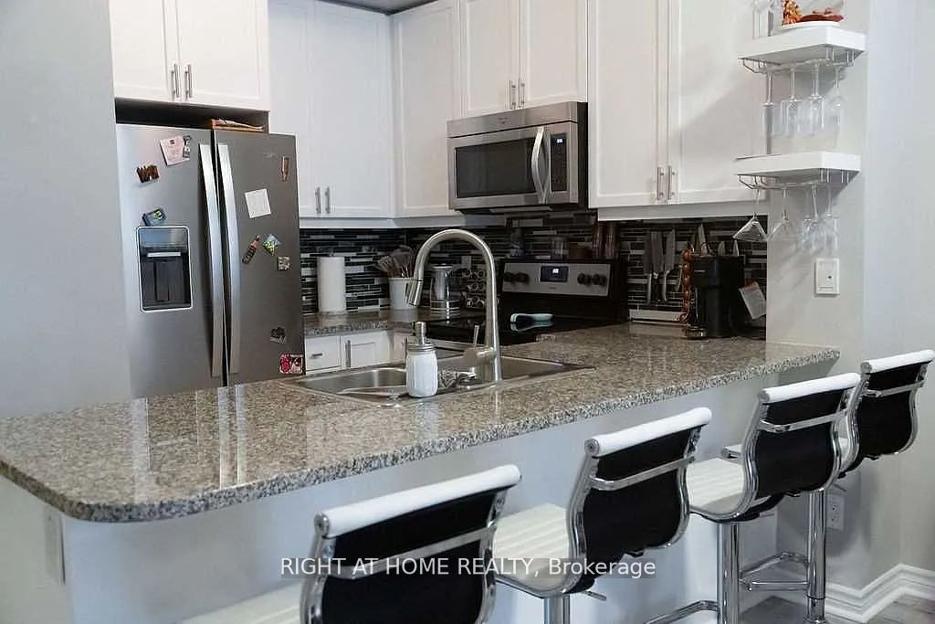 19 Grand Trunk Cres 305