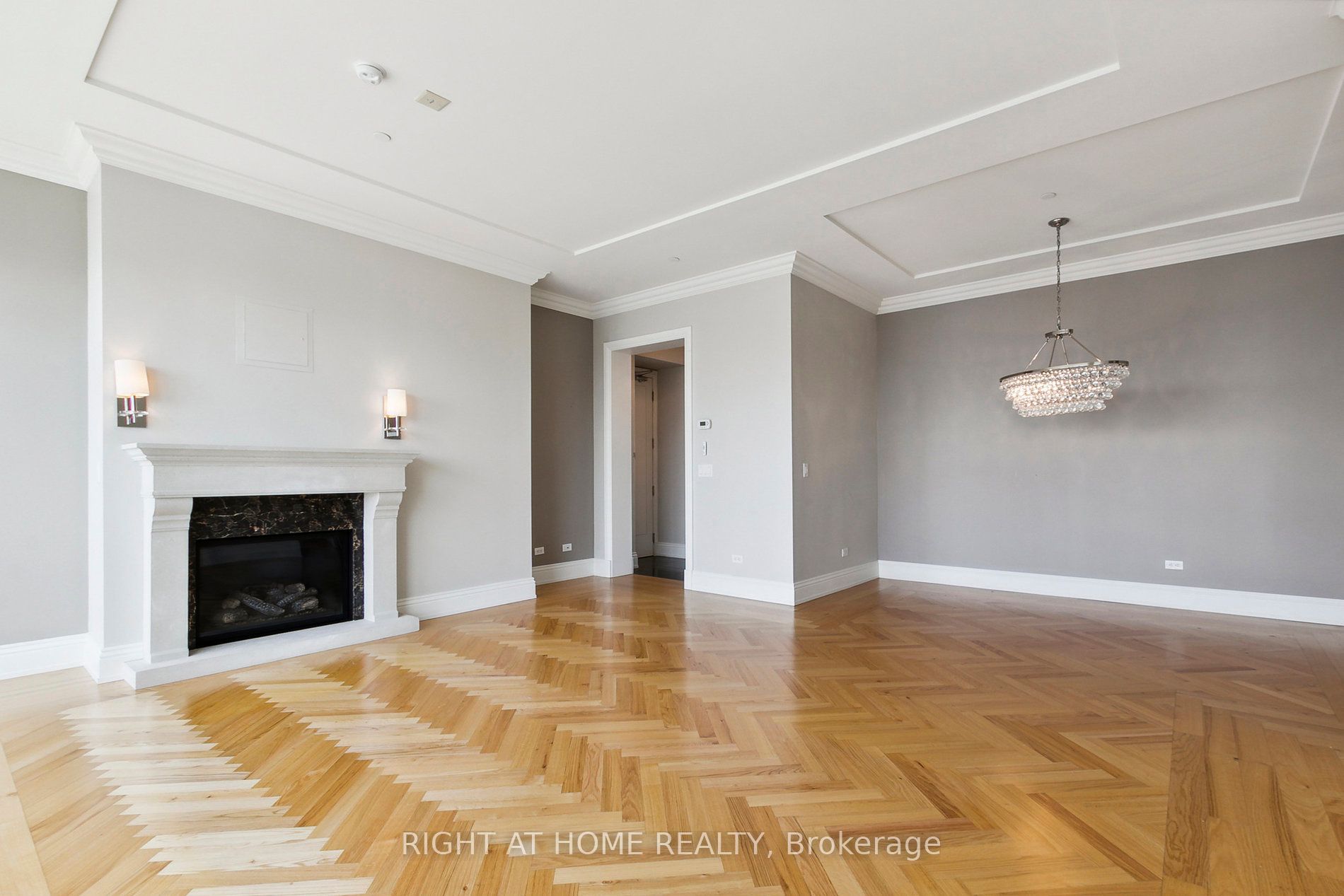 183 W Wellington St 3902