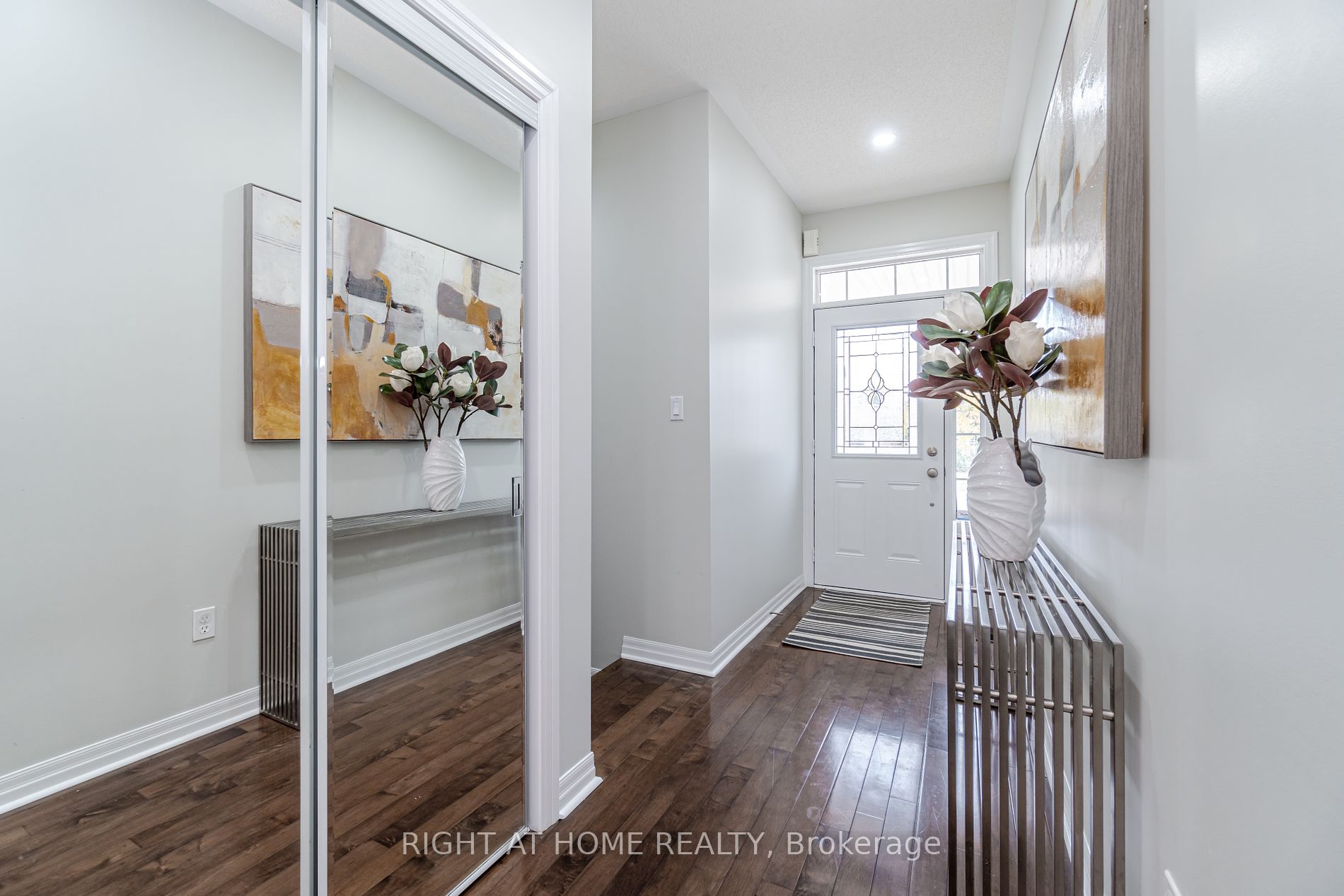 19 W Dehaviland Cres