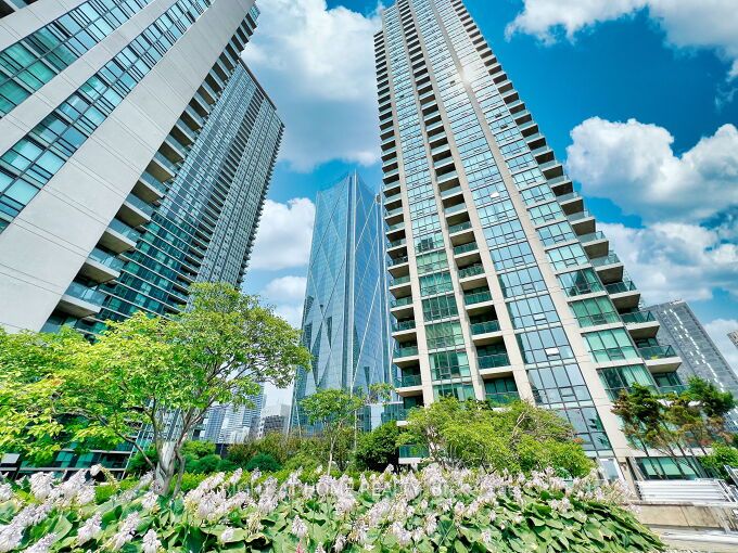 16 Yonge St 803