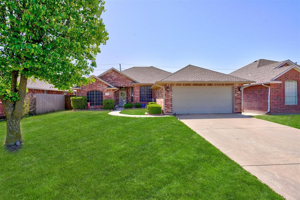 Beautiful remodel. Kitchen has granite countertops. Split floor plan. Large bedrooms. Main bathroom has great remodeled shower and much more. Enjoy the 38 acre park for the Neighborhood Close to schools and shopping.


*Buyer/Buyer Broker to verify all info*