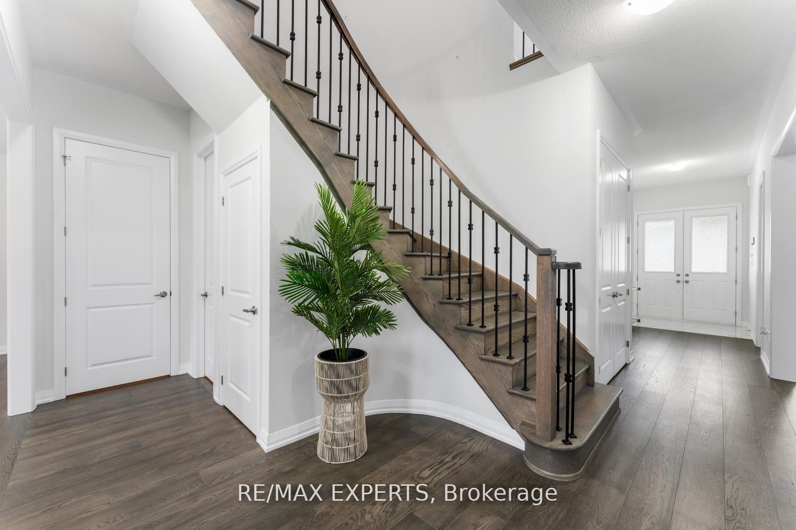 1583 Stovell Cres