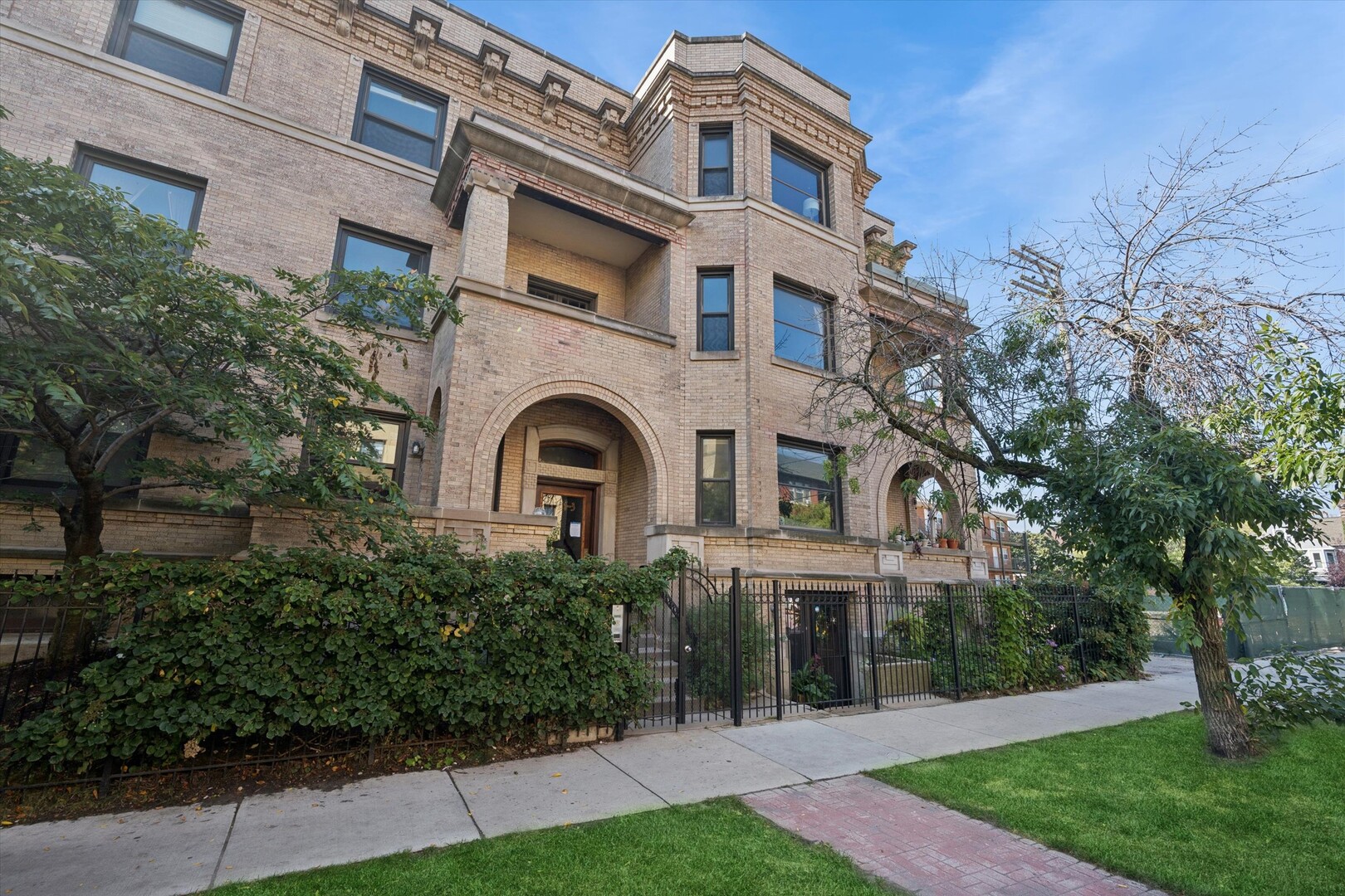 Welcome to your new home in the heart of historic Sheridan Park! This stunning three-bedroom, two-bath condo perfectly blends vintage charm with modern updates. The soaring ceilings and hardwood floors add to the elegance of the space, while charming original built-in cabinets and woodwork offer a nod to the home's rich history. The primary en-suite offers privacy when guests stay over. The kitchen features tall cabinets and granite countertops and leads into the large dining room with beautiful coffered ceilings. Enjoy THREE outdoor spaces- a back deck, front porch with original tiles, and common rooftop deck with skyline views. Solid building with healthy reserves and low assessment. The unit comes with huge storage space in the basement. Rented parking available across the alley behind the building. Desirable location close to coffee shops, restaurants, the Red Line, Clark bus, and a short jaunt to the lake and nearby Andersonville.
