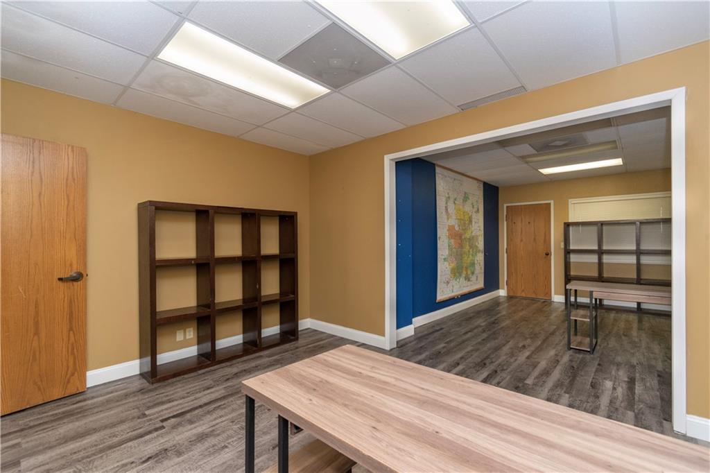 8320 N Oak - 222 Trafficway