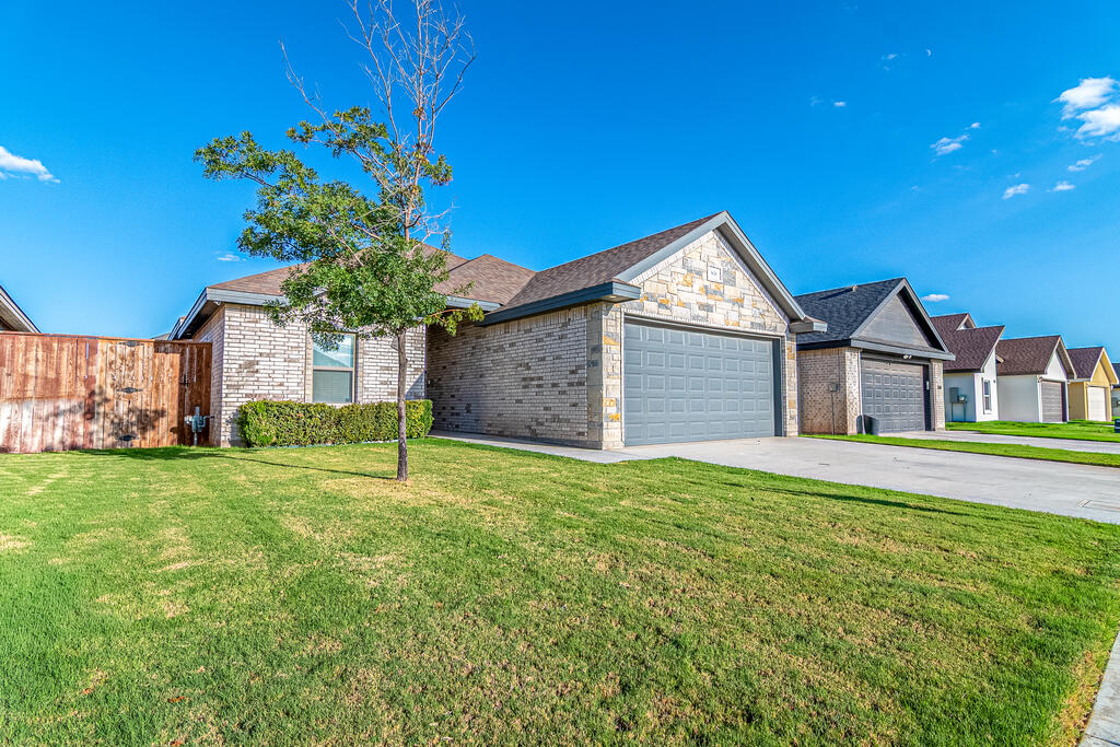 Welcome to your new home! Located in the coveted subdivision, Enclave de Villa Rosa! Open concept with gas log fireplace in the living room. Beautiful backsplash in the kitchen to compliment the beautiful color scheme of the home! You are just a few minutes from Lux and Fuego, Dorodo Shopping Center Mission Fitness, fast food retaurants, and Parks Legado!
