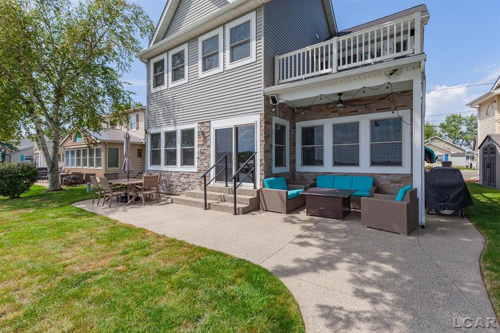 Newer construction large lake front home on Round Lake.  This 5 bedroom 2.5 bathroom home has large open layout with views of the water all around.  Beautiful kitchen with breakfast bar, a formal dinning room, a first floor bedroom, and move in ready!  Enjoy the primary suit with your own private balcony.  A spacious patio on the water and a garage for that extra storage.  Call today for your private showing!