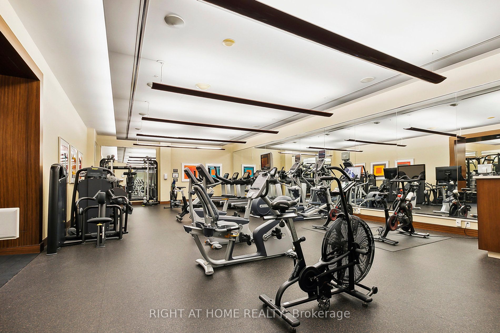 183 W Wellington St 3902