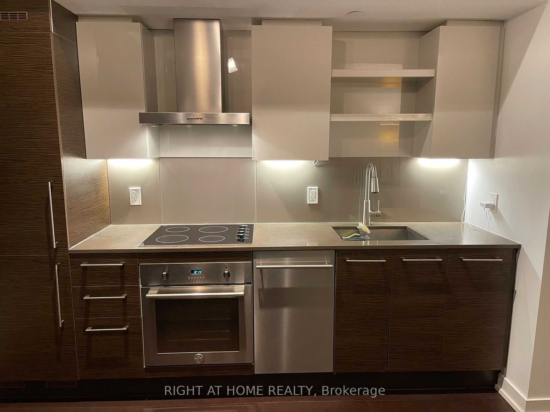 1030 W King St Lph27