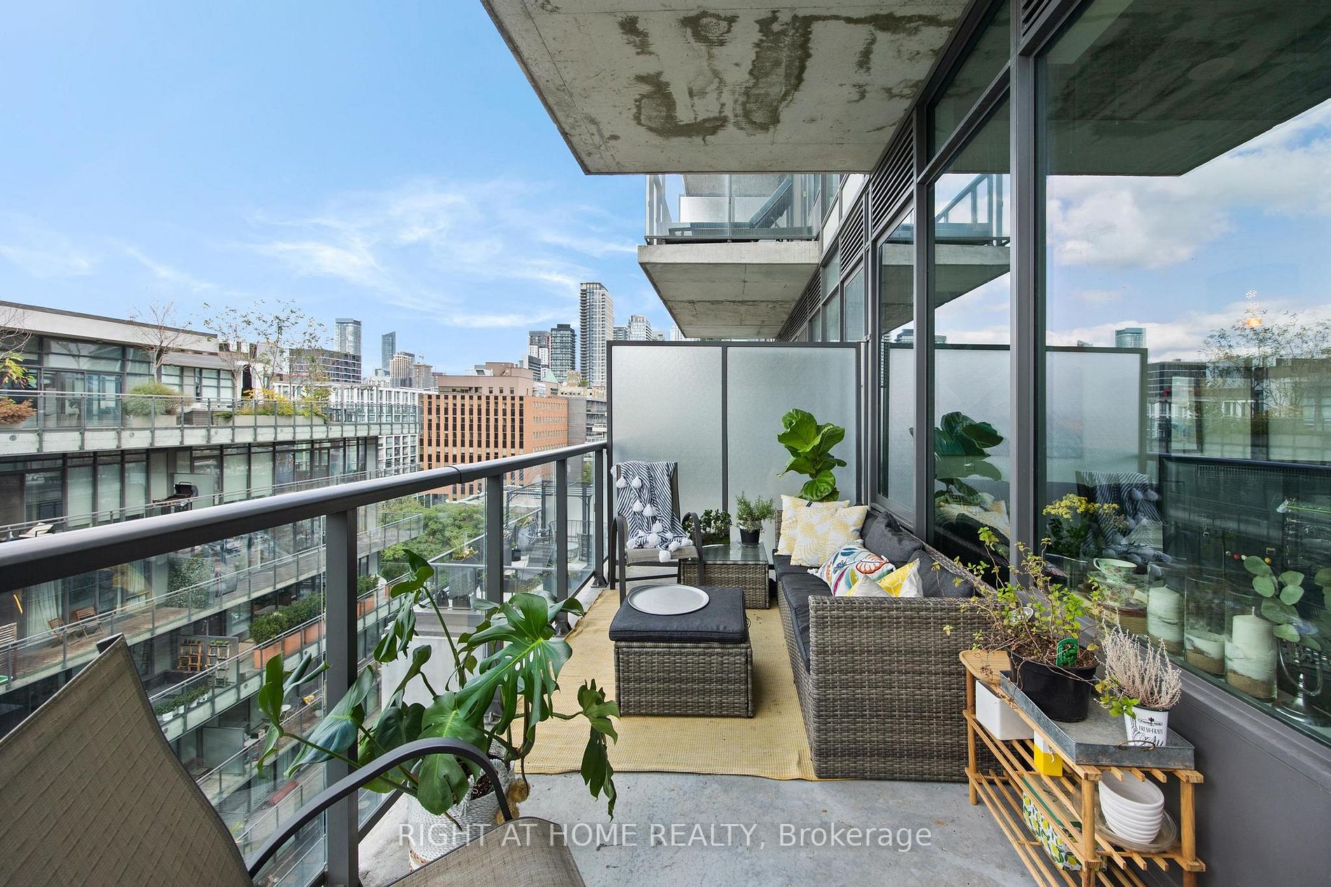 560 W King St 1004