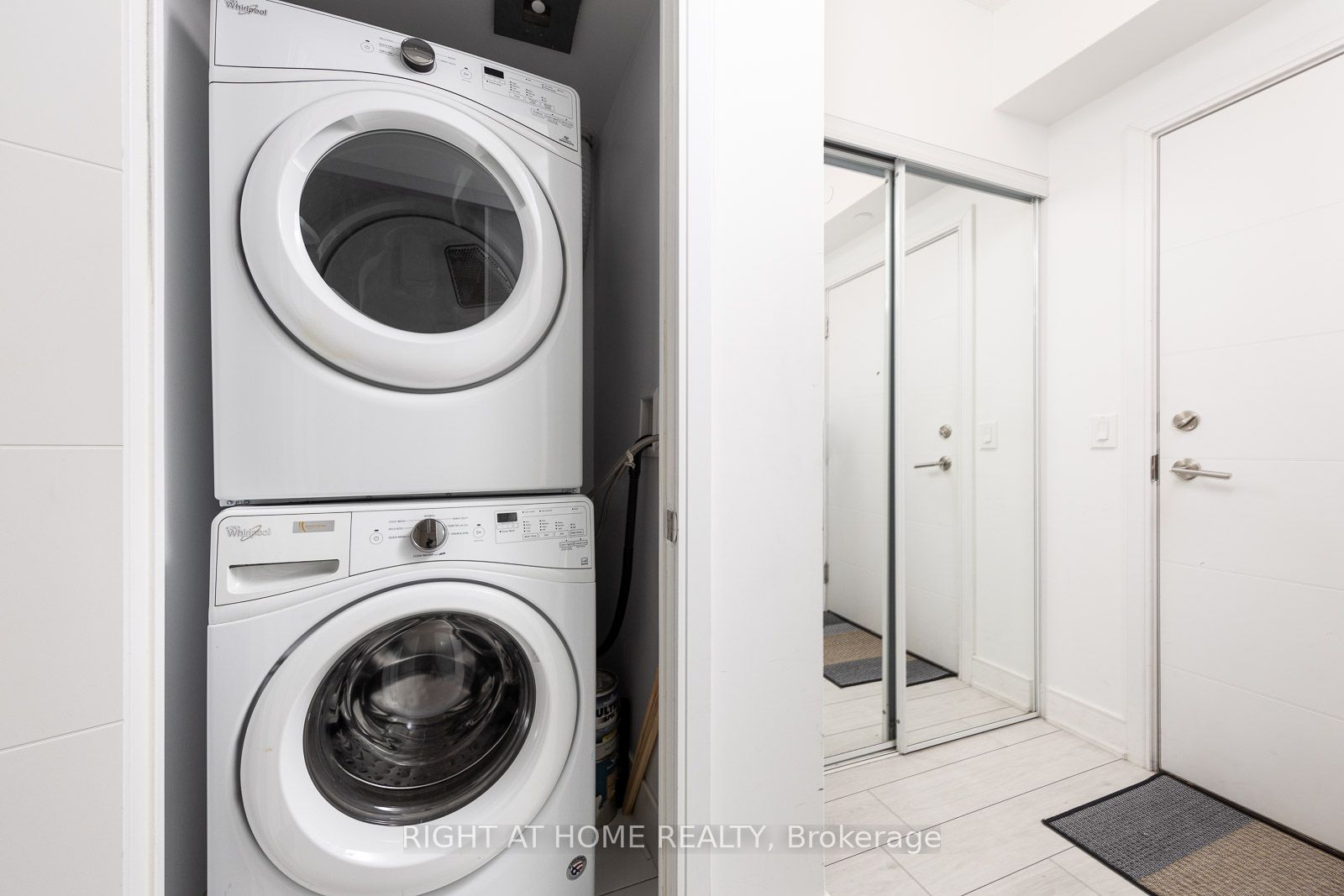 525 W Adelaide St 932