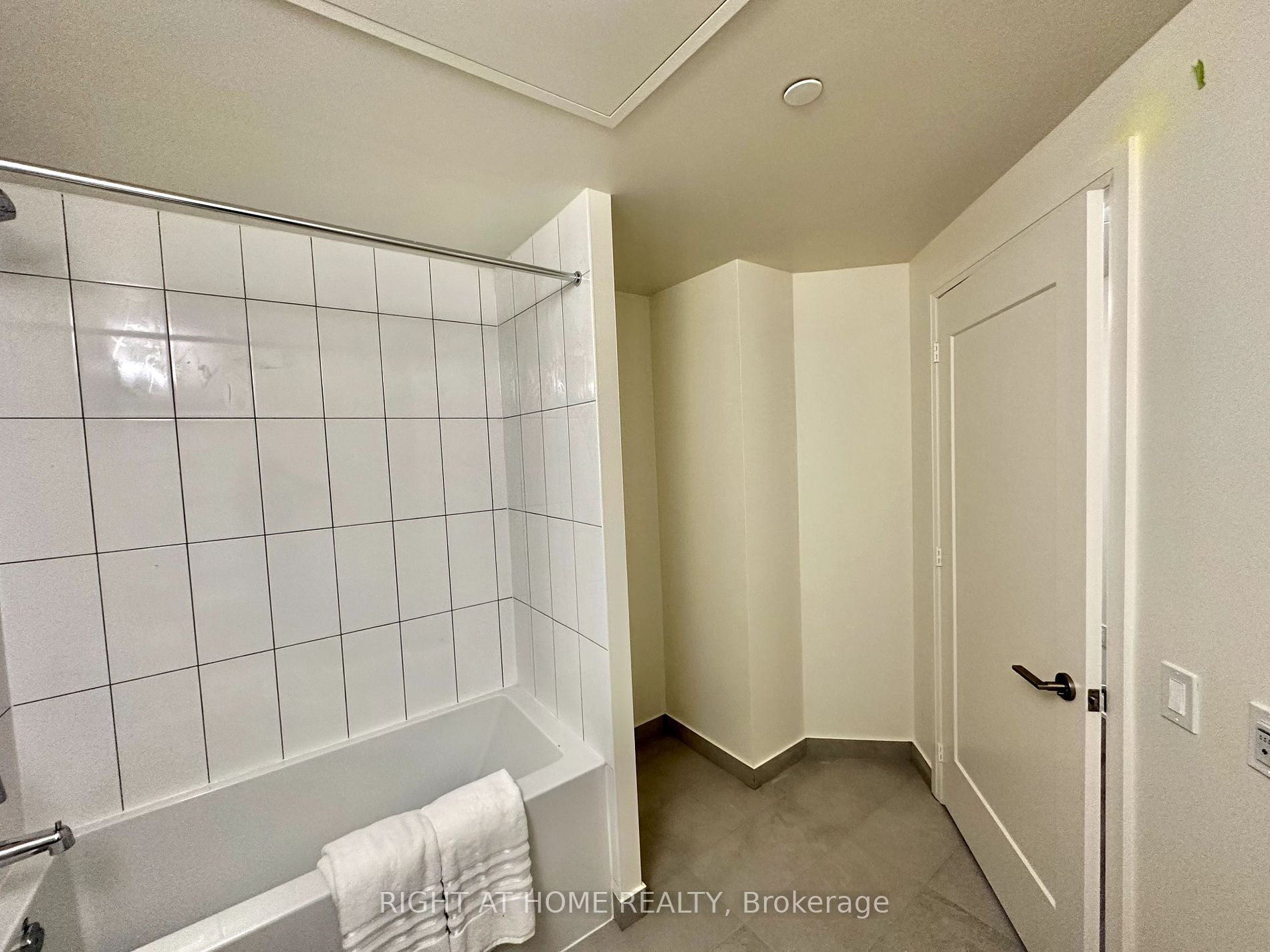 9000 Jane St 1815
