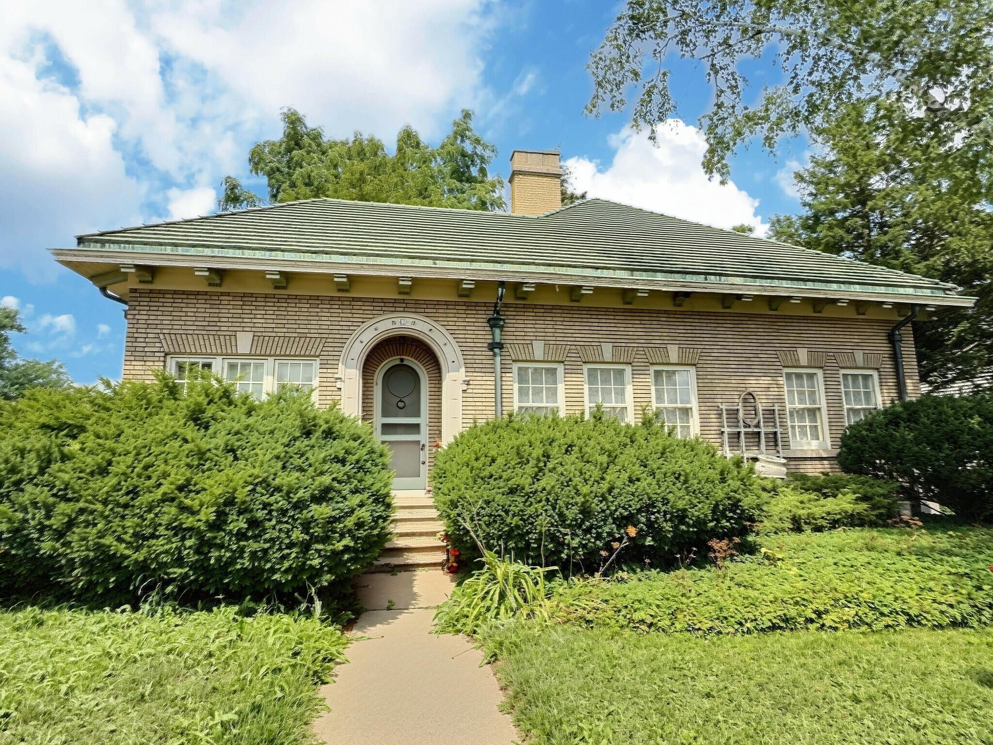 628 W Irving Avenue