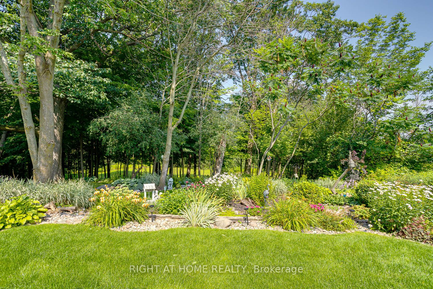 311 Waterbury Cres