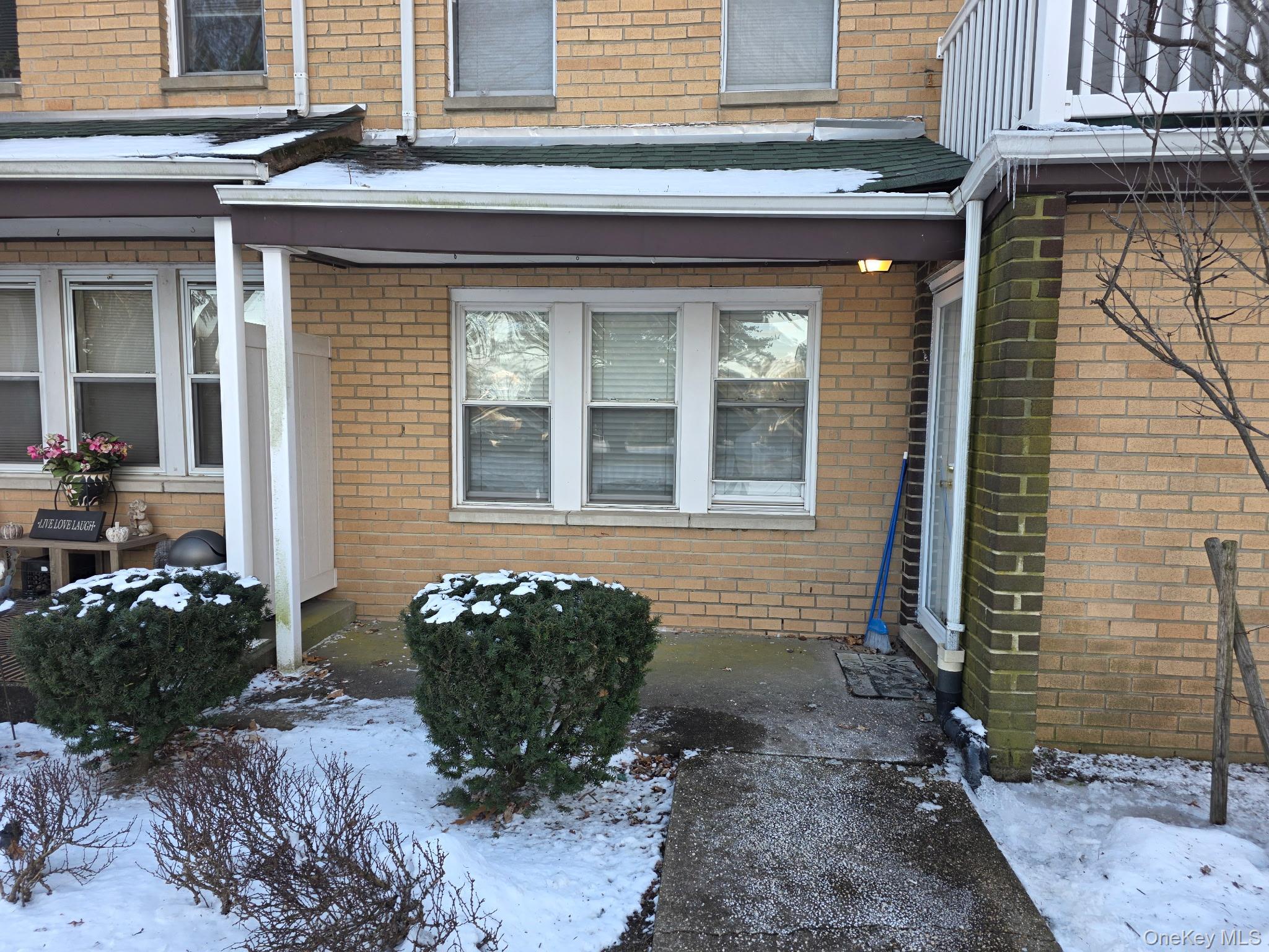 This beautifully updated 1 bedroom ground level condo offers efficient kitchen, a comfortable living room, and a cozy dining area perfect for everyday use. The community features a community pool, a dog park, a basketball court, a tennis court and a playground. Enjoy everything a club house has to offer featuring a gym, a pool table and ping pong. there is plenty of parking space available surrounding the building