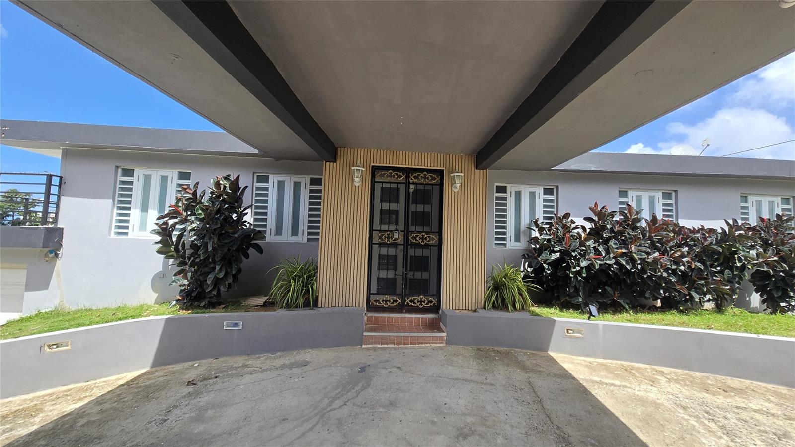 Multifamily property located in San Juan, Río Piedras offering strong potential for various uses. The property consists of a main house, an apartment, and a studio, providing flexible living and income-producing opportunities.Upper level includes 4 bedrooms, 2 bathrooms, living room, dining area, kitchen, terrace, and storage.Lower level features an apartment with 2 bedrooms, 1 bathroom, kitchen, living room, and spacious dining area.Additional studio includes 1 bedroom and 1 bathroom.Property features multiple parking spaces, swimming pool, concrete gazebo, and a single water and electric meter.Suitable for primary residence or investment with potential for short-term or long-term rental.Price: $575,000