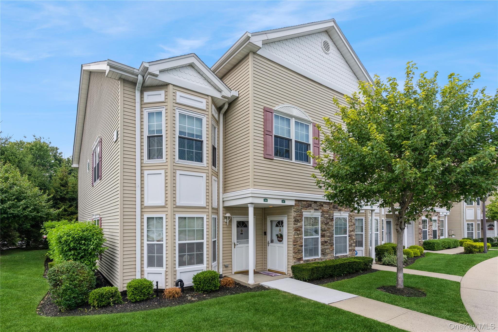 Elegant & spacious condo in a prime location. This gorgeous end unit has it all - 2 bedrooms, 2 full baths, pristine wood floors, 2 chair lifts & lots of storage area. There are amenities galore for a carefree lifestyle. Living in this amazing community allows you to enjoy the clubhouse with its gym, indoor & outdoor heated pools, cozy library with its fireplace, a very large card room that is also used for bingo & other games & there is also billiards to enjoy. We have several very interesting clubs. There  is also a great gym and an additional exercise room for classes and ping pong, too. There are numerous daytime activities and evening entertainment. Too much to list. The Seasons is close to buses, the train station, parkway & every type of shopping and restaurants. Eisenhower Park is 5 minutes away. You can be as active as you choose.