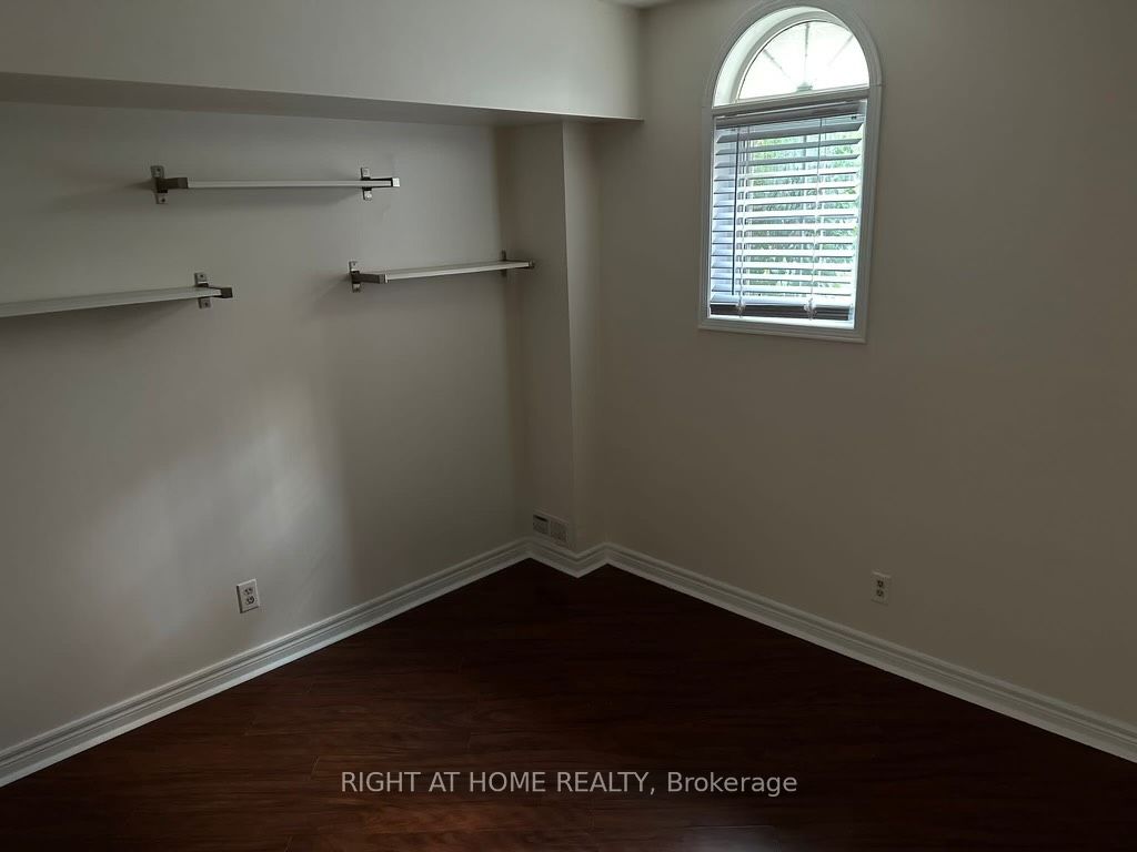 60 Sidney Belsey Cres 103