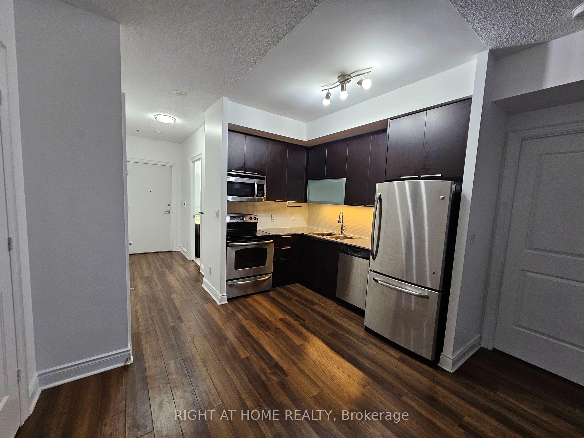 16 E Brookers Lane 1404