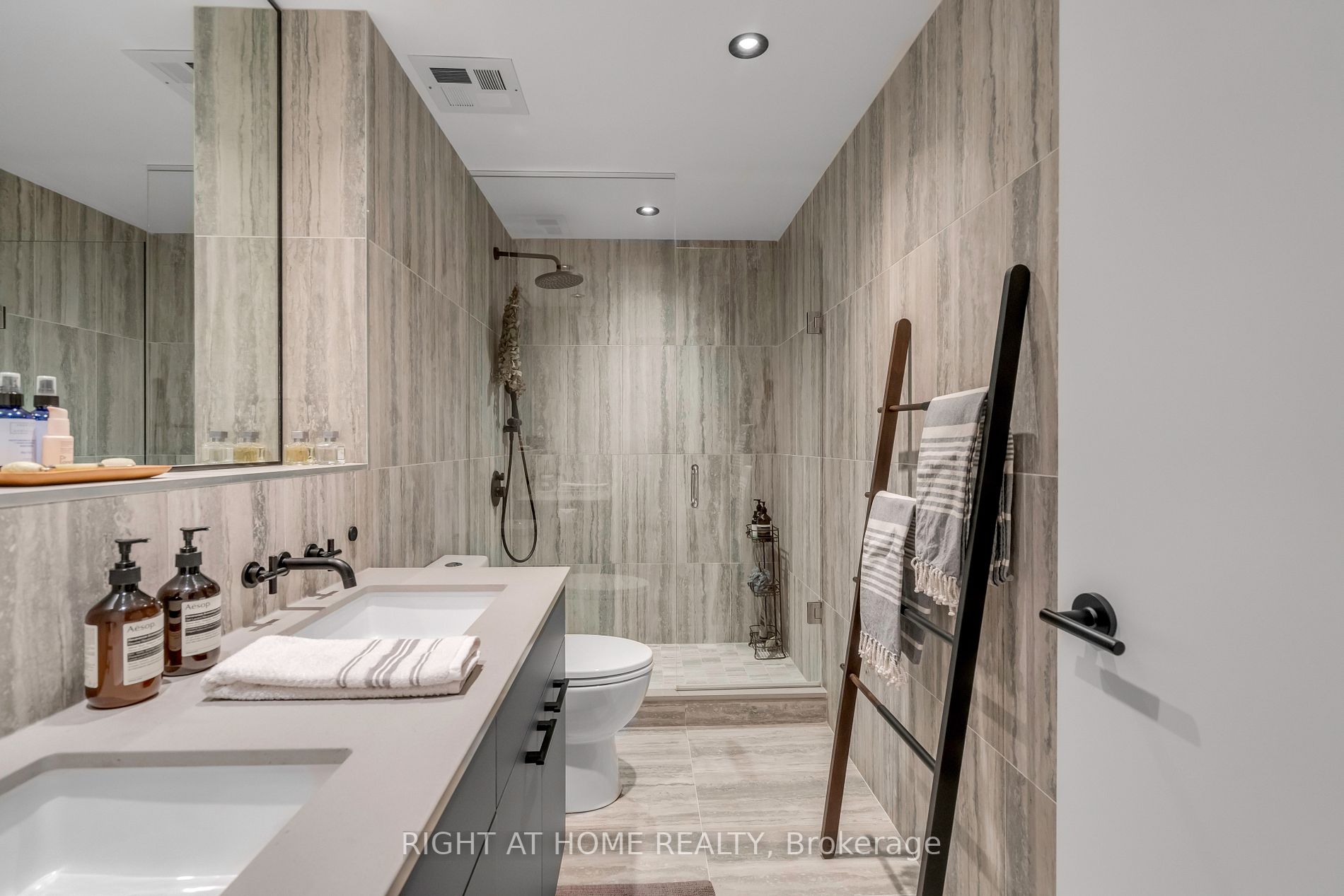 41 Dovercourt Rd 906