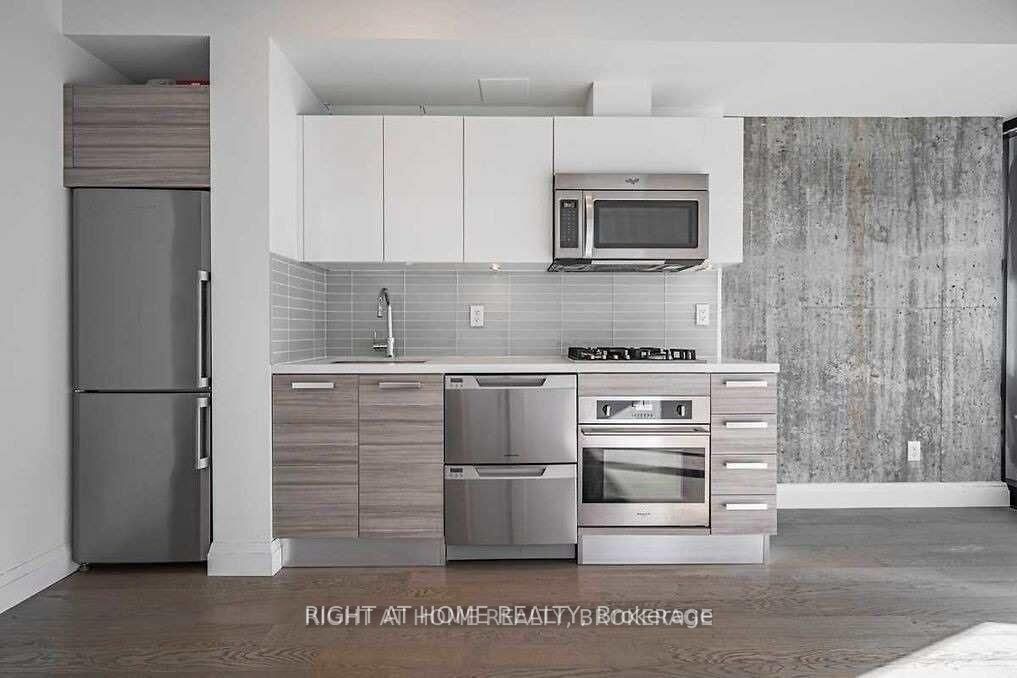 224 W King St 1505
