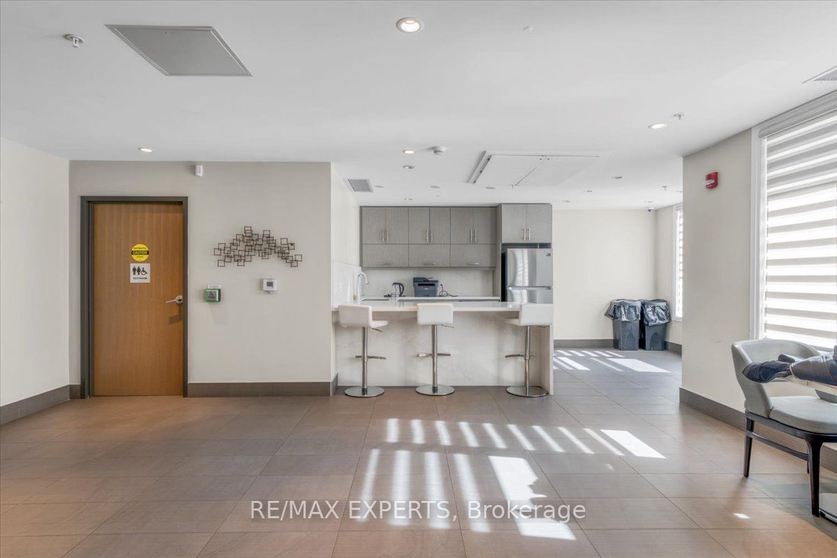1105 E Leger Way 527