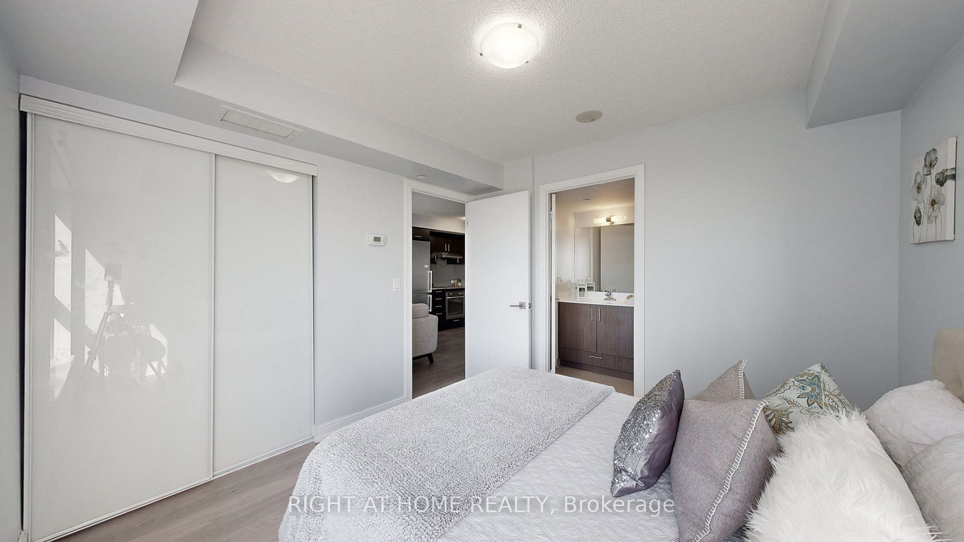255 Village Green Sq 1210