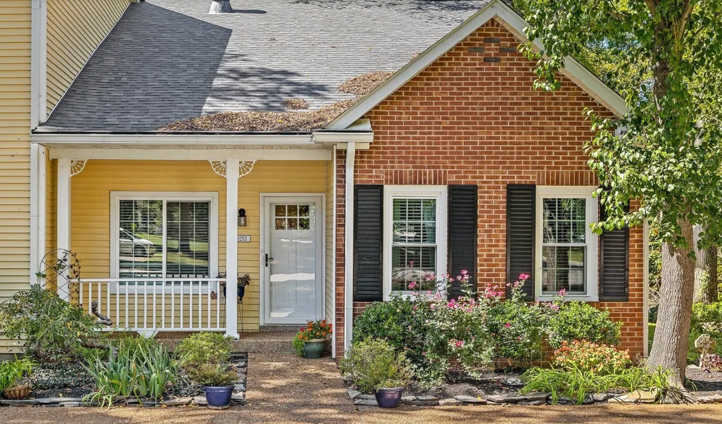 1253 Carriage Park Dr — sold